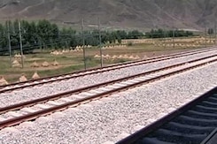 माउंट एवरेस्ट को भेदकर नेपाल तक रेल पहुंचाने की तैयारी में चीन माउंट एवरेस्ट को भेदकर नेपाल तक रेल पहुंचाने की तैयारी में चीन