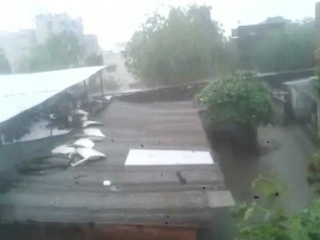 अहमदाबाद में फिर गिरे ओले, जमकर हुई बारिश