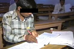 यूपी बोर्ड की कॉपियां जांच रहे हैं चपरासी और बाबू यूपी बोर्ड की कॉपियां जांच रहे हैं चपरासी और बाबू