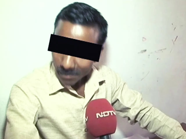 खास रिपोर्ट : ये टीचर हैं या चीटर, आप बताएं?