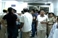 नोएडा : कार में सवार इंजीनियर की गोली मारकर हत्या नोएडा : कार में सवार इंजीनियर की गोली मारकर हत्या