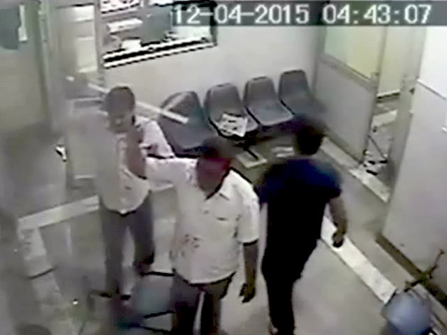 Videos : कैमरे में कैद : नेता के समर्थकों ने डॉक्टर को पीट-पीटकर अधमरा किया