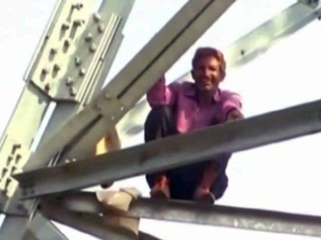 Videos : मुआवज़े के लिए पावर ग्रिड टावर पर चढ़ा किसान