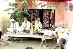 रामपुर : घर बचाने के लिए धर्म बदलने को तैयार लोग रामपुर : घर बचाने के लिए धर्म बदलने को तैयार लोग