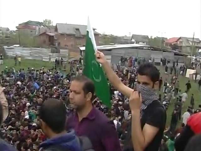 Pakistani Flag Raised at Rally Held by Kashmiri Separatist Masarat Alam in Srinagar