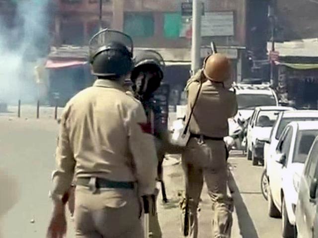 श्रीनगर में प्रदर्शनकारियों और पुलिस के बीच झड़प