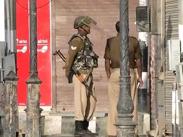 Video : One Dead as Security Personnel Fire at Protesters in Narbal in Jammu and Kashmir