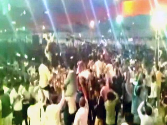 Video : बीजेपी सांसद ने स्टेज से की नोटों की बरसात