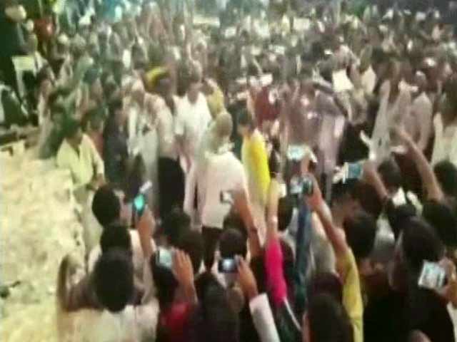 Gujarat BJP Lawmaker Showers Cash at Community Event, Says it's 'Donation'