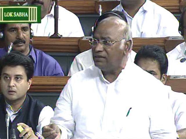 Video : संसद में कांग्रेस सांसदों ने गिरिराज के बयान पर किया हंगामा