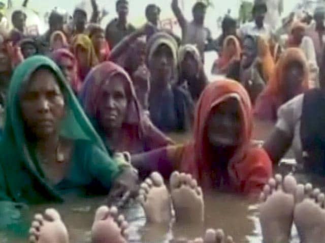 खंडवा : दस दिन से जल सत्याग्रह कर रहे किसानों की हालत बिगड़ी