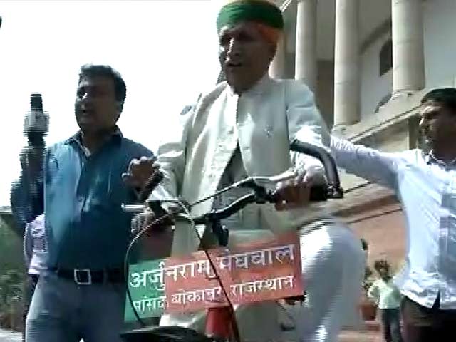 स्पीड न्यूज : साइकिल से संसद पहुंचे मेघवाल