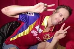 IPL 8: Funny Side of Royal Challengers Bangalore - When De Villiers Sang <i>Yeh Dosti</i> IPL 8: Funny Side of Royal Challengers Bangalore - When De Villiers Sang <i>Yeh Dosti</i>