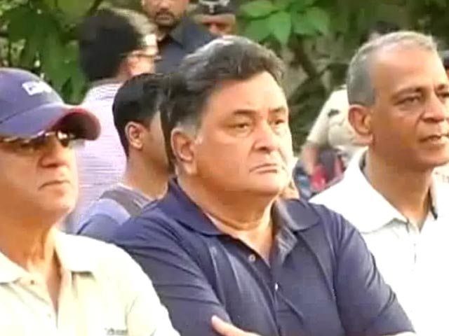 मुंबई में खोमचेवालों के खिलाफ खड़ी हुई मशहूर हस्तियां