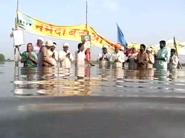 मध्य प्रदेश : रोज 14-15 घंटे जल में बैठकर सत्याग्रह कर रहे हैं लोग