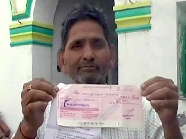 मुआवज़ा या मज़ाक : मथुरा में किसानों को दिए चेक हुए बाउंस