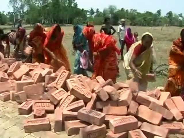 अपनी सड़कें आप बनाते सुंदरवन के ग्रामीण