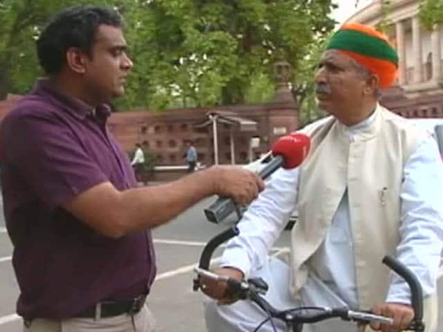 Videos : साइकिल से संसद जा रहे हैं बीजेपी सांसद मेघवाल
