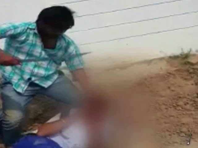 Videos : बदमाशों ने छात्र की गर्दन पर तलवार रखकर की बेरहमी से पिटाई