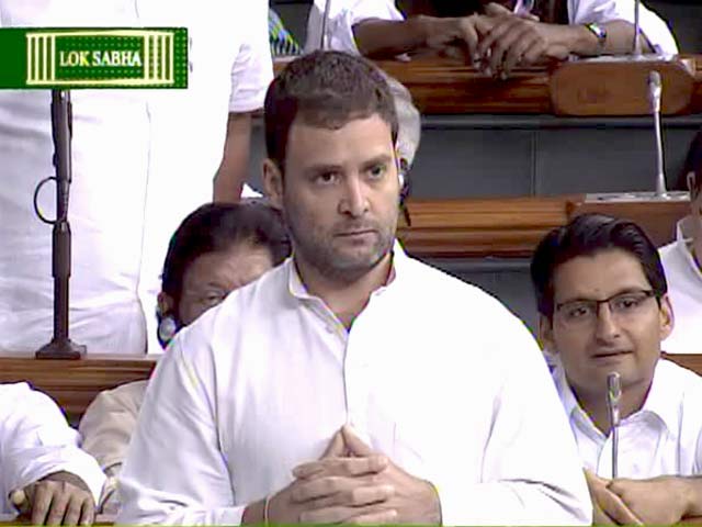 सरकार इंटरनेट को भी बड़े उद्योगपतियों को बांट देना चाहती है : राहुल गांधी