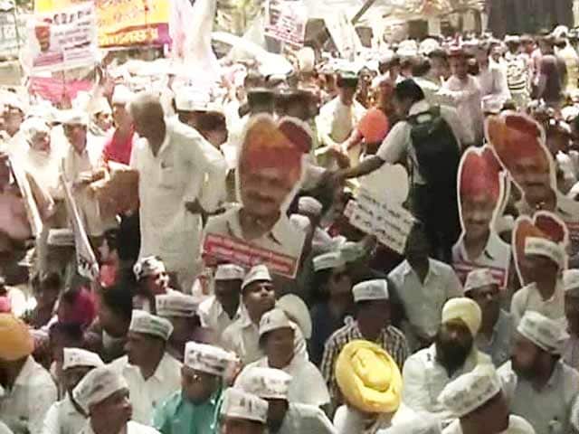 Video : Arvind Kejriwal Under Fire Amid Politics Over Farmer Suicide at AAP Rally