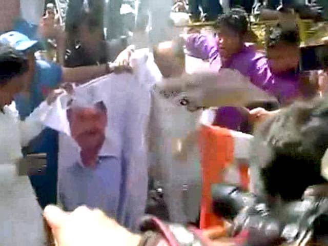 Videos : यूथ कांग्रेस का अरविंद केजरीवाल के घर के पास प्रदर्शन