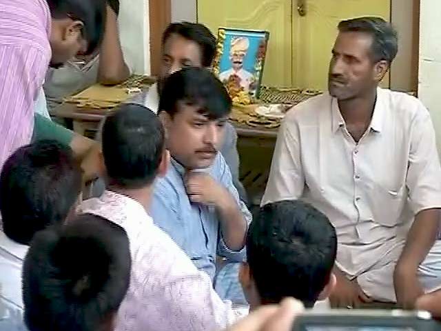 मृतक गजेंद्र के घर पहुंचे AAP नेता