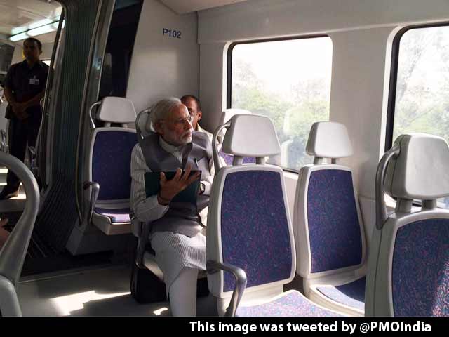PM Narendra Modi Travels by Delhi Metro, Tweets 'Really Enjoyed the Ride'