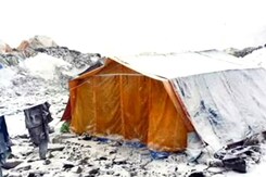 भूकंप की वजह से एवरेस्ट के बेस कैंप में फंसे भारतीय भूकंप की वजह से एवरेस्ट के बेस कैंप में फंसे भारतीय