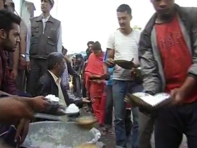 नेपाल में भूकंप पीड़ितों की मदद को आगे आए लोग