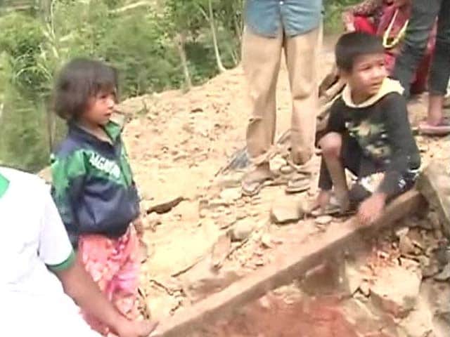 Video : Nepal Earthquake: Half the Village Held up the Roof, Others Dug up These Siblings
