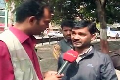नेपाल में फंसे लोगों को निकालने के लिए यूपी रोडवेज की बसें पहुंची नेपाल में फंसे लोगों को निकालने के लिए यूपी रोडवेज की बसें पहुंची
