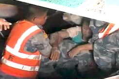 मलबे से बचकर निकली जिंदगी मलबे से बचकर निकली जिंदगी