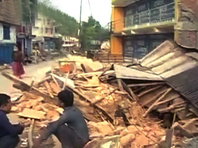 नेपाल में सिंधुपाल में राहत की बाट जोहते लोग