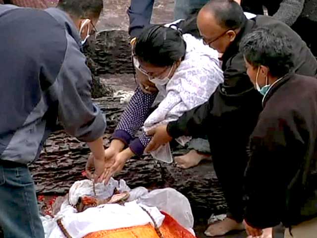 Videos : नेपाल में अंतिम संस्कार के लिए लगीं लाइनें, नहीं मिल रही जगह