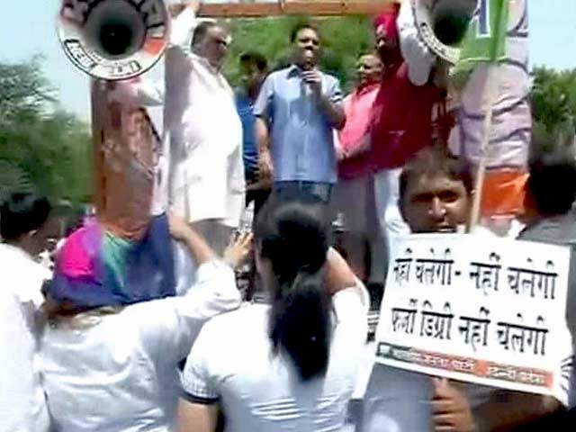 जितेंद्र तोमर के डिग्री विवाद को लेकर बीजेपी का प्रदर्शन