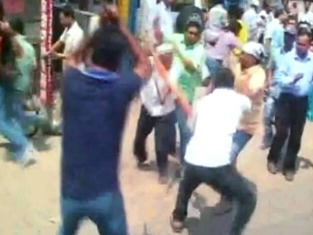 बंगाल में विपक्ष ने बुलाया बंद, तृणमूल-सीपीएम कार्यकर्ता भिड़े