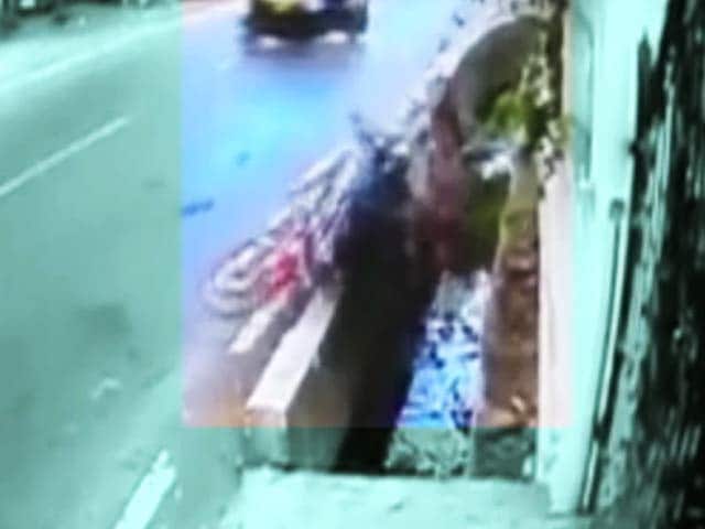 Videos : स्पीड न्यूज : सीसीटीवी में कैद हुई बाइक-ऑटो की जोरदार टक्कर