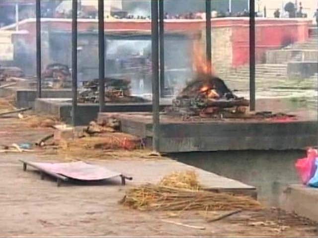 Video : 15 Men Perform Last Rites at Overcrowded Cremation Ghats in Nepal