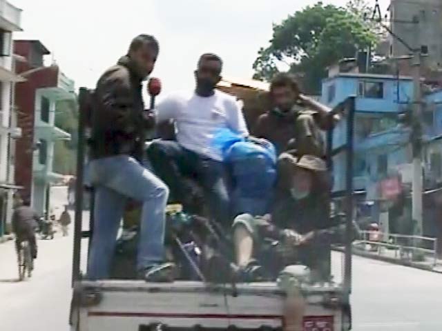 नेपाल में वॉलिंटियर्स के साथ एनडीटीवी की टीम