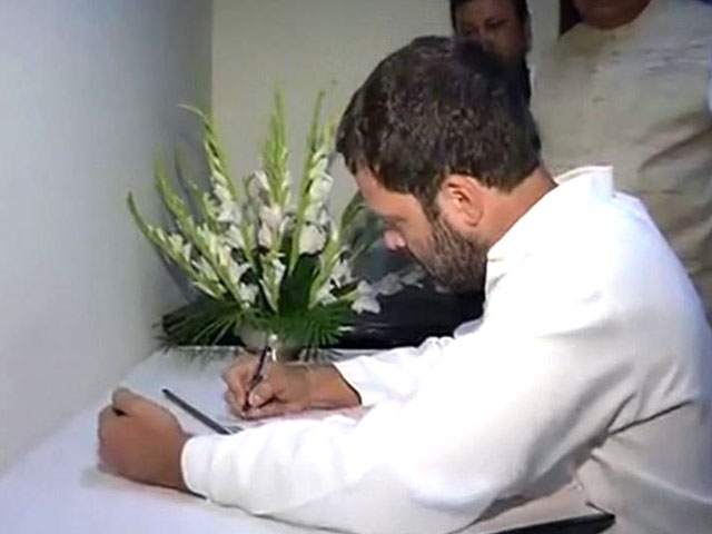 नेपाल एम्बेसी पहुंचकर राहुल गांधी ने कंडोलेंस बुक में लिखा संदेश