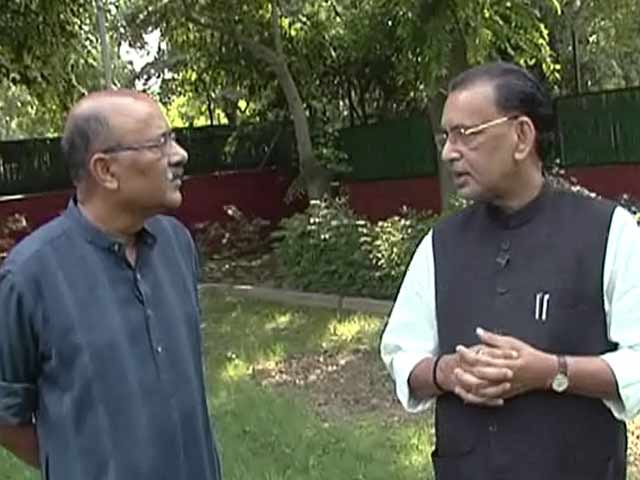 कृषिमंत्री राधामोहन सिंह के साथ चलते-चलते