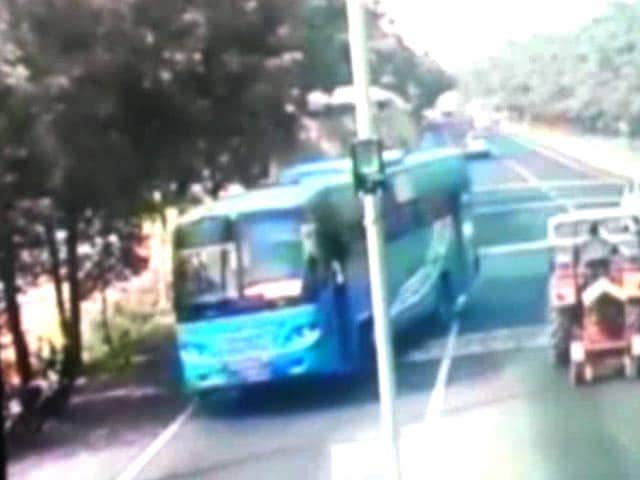 Video : Caught on Camera: Bus Brazenly Violated Rules Minutes Before Punjab Teen Was Pushed Off It
