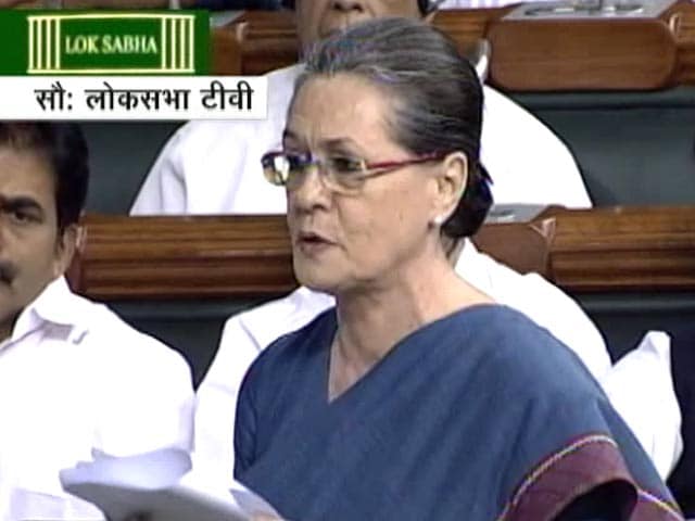 Videos : कांग्रेस अध्यक्ष सोनिया गांधी ने पारदर्शिता के मुद्दे पर मोदी सरकार को घेरा
