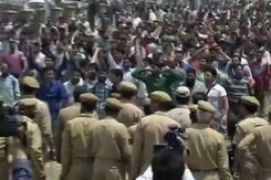 श्रीनगर : अस्थायी कर्मचारियों का प्रदर्शन, पुलिस ने किया लाठीचार्ज श्रीनगर : अस्थायी कर्मचारियों का प्रदर्शन, पुलिस ने किया लाठीचार्ज