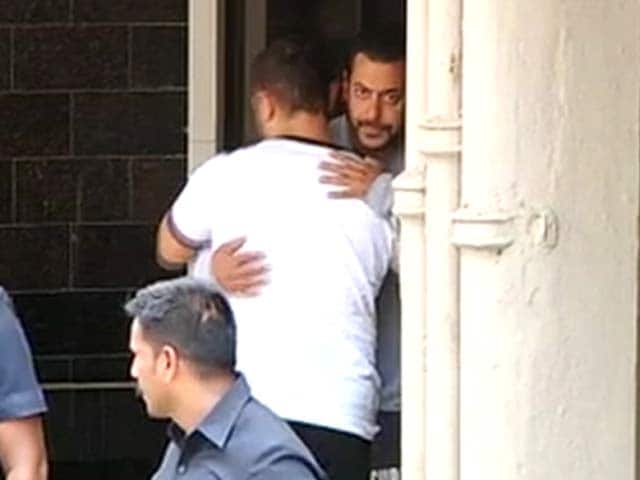 Video : A Day After Verdict, Aamir Visits Salman, Hugs Him While Leaving