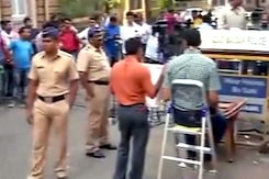 सलमान के घर के बाहर फैन्स का जमावड़ा सलमान के घर के बाहर फैन्स का जमावड़ा