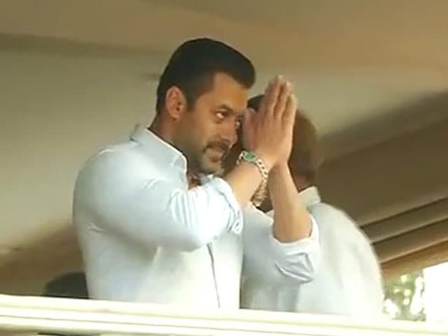 Video : Salman Khan Greets Adoring Fans, 5-Year-Sentence Suspended