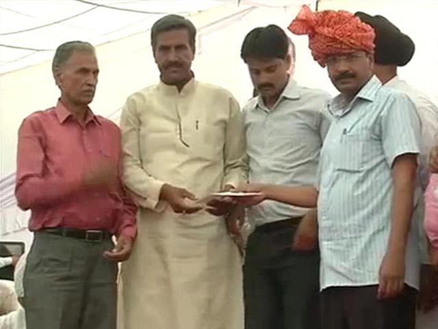 Arvind Kejriwal's Tribute to Farmer Gajendra Singh, who Hanged Himself at his Rally