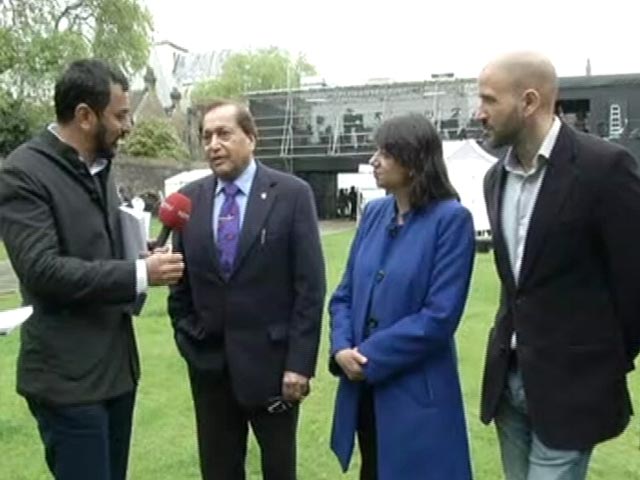 'Phir Ek Baar, Cameron Sarkar'